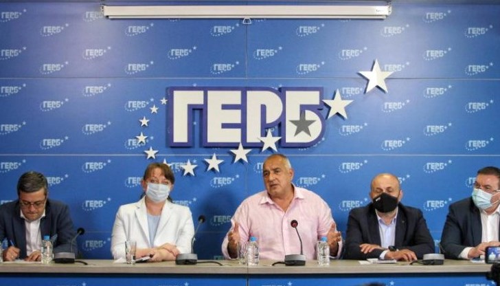 Конспиративните теории, които Бойко Борисов разпространява на час по лъжичка, явно целят да отклонят общественото внимание от разкритията на вътрешния министър Рашков, които могат да нанесат непоправими щети върху "модела ГЕРБ"