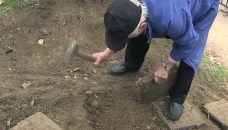 Засега единствената му награда е „Браво“-то от преминаващите хора и потупването по рамото