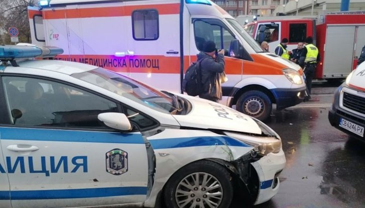 На мястото на инцидента гъмжи от линейки и полицейски коли