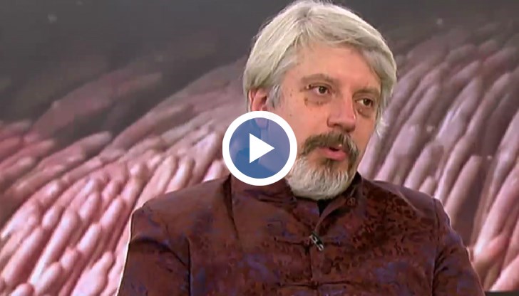 „Очаква ни пета вълна. Ако се окаже, че Омикрон е три пъти по-заразен, увеличението на случаите няма да е по три, защото ваксинацията върви, така че ще е по-малко”, обясни математикът