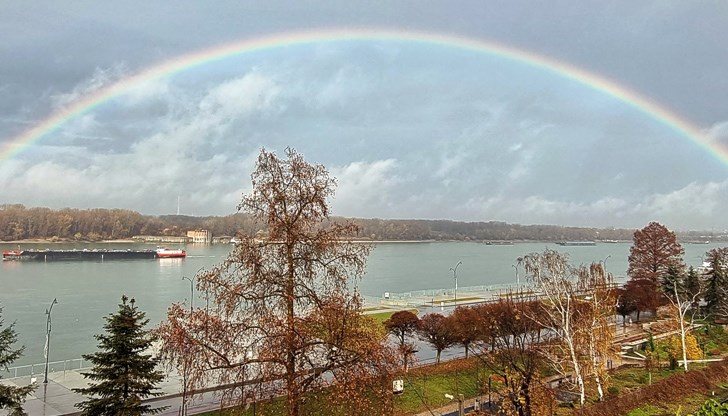 Небесната усмивка зарадва живеещите от двете страни на река Дунав