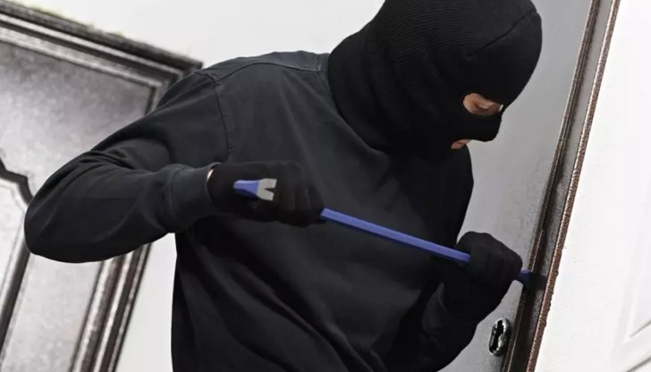 Кражбата е била извършена, докато жилището не е било ползвано за период от около 6 месеца Кражбата е била извършена, докато жилището не е било ползвано за период от около 6 месеца