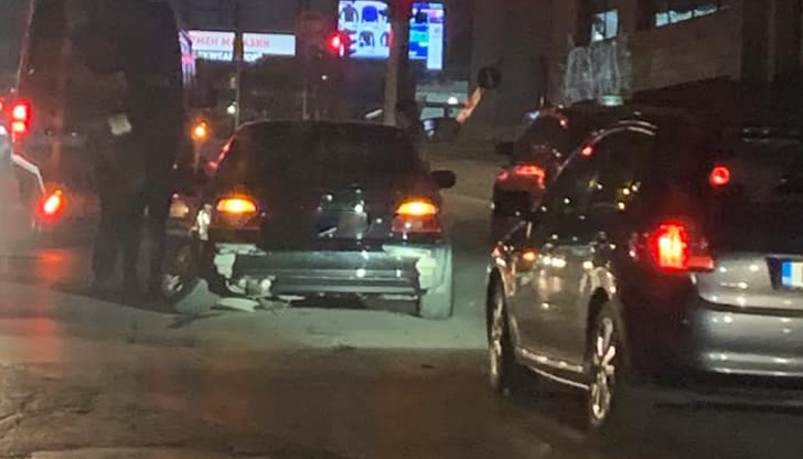 Очевидци разказват, че има само материални щети по едната кола