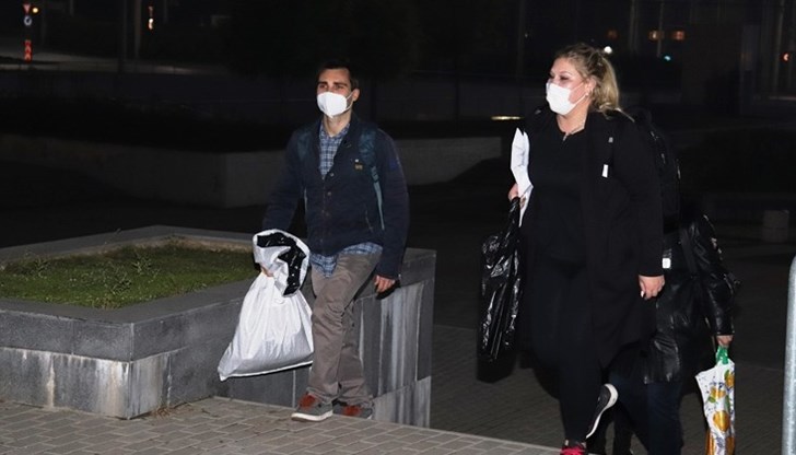 Първите секционни избирателни комисии в Русенско започнаха да пристигат в зала „ОЗК Арена” преди броени минути