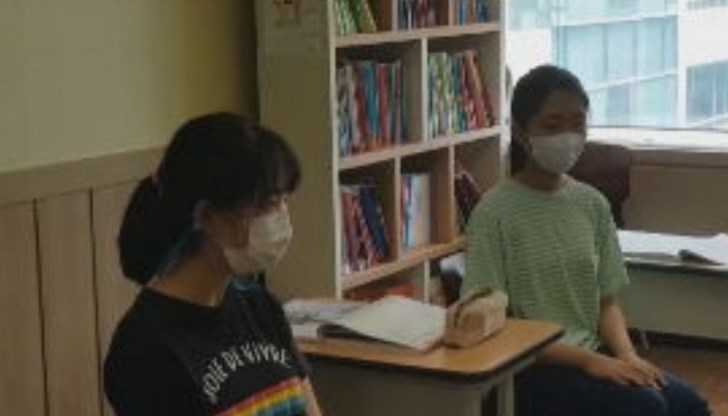 Всички носят маски в клас - от 1 до 12 клас, като носенето на маски е постоянно