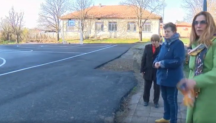 Хората в селото мечтаят да имат една сграда, където учениците да се събират и обучават Хората в селото мечтаят да имат една сграда, където учениците да се събират и обучават