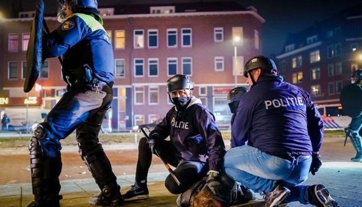 Демонстрантите влязоха в сблъсъци с полицията, хвърляха пиратки и камъни. Полицията използва водно оръдие, за да ги разпръсне Демонстрантите влязоха в сблъсъци с полицията, хвърляха пиратки и камъни. Полицията използва водно оръдие, за да ги разпръсне