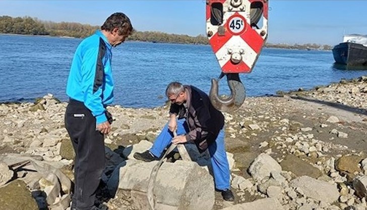 От водите край Конския плаж бе извадена 100 годишна каменна колона за привързване на кораби От водите край Конския плаж бе извадена 100 годишна каменна колона за привързване на кораби