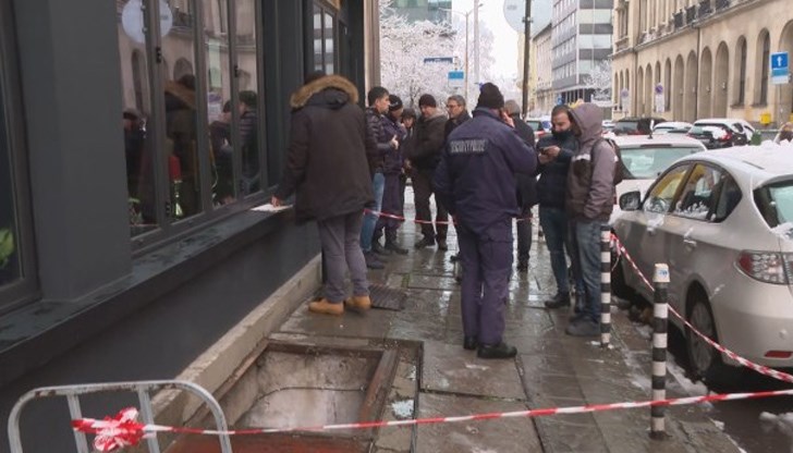 Младата жена е вървяла с мъжа си, когато е стъпила върху шахтата, металните врати се разместват и тя пропада на височина от около 3 метра