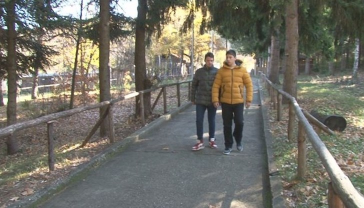 14-годишните момчета са наградени от полицията 14-годишните момчета са наградени от полицията