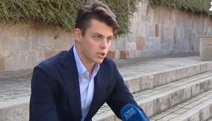 Виктор Велчев, син на бившия финансов министър Милен Велчев е сред организаторите на ваксинационна кампания в училище Виктор Велчев, син на бившия финансов министър Милен Велчев е сред организаторите на ваксинационна кампания в училище