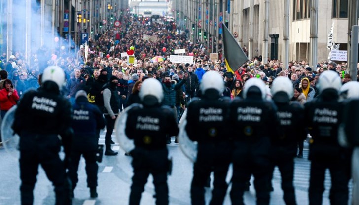 Част от демонстрантите атакуваха полицията с фойерверки, тя отговори със сълзотворен газ и водни оръдия