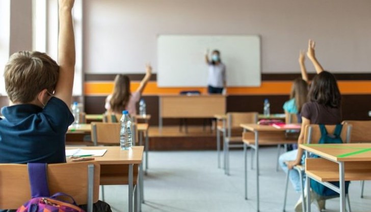 В клас се връщат още близо 31 000 ученици от I до IV клас В клас се връщат още близо 31 000 ученици от I до IV клас