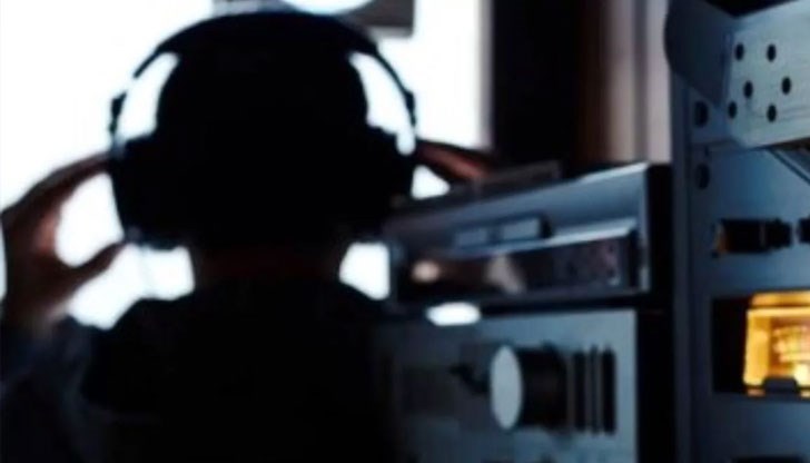 Смартфоните, заразени с „Пегас“, по същество се превръщат в джобни шпионски устройства, като позволяват на потребителя да чете съобщенията на мишената, да преглежда снимките ѝ, да проследява местоположението ѝ и дори да включва камерата ѝ, без тя да знае Смартфоните, заразени с „Пегас“, по същество се превръщат в джобни шпионски устройства, като позволяват на потребителя да чете съобщенията на мишената, да преглежда снимките ѝ, да проследява местоположението ѝ и дори да включва камерата ѝ, без тя да знае