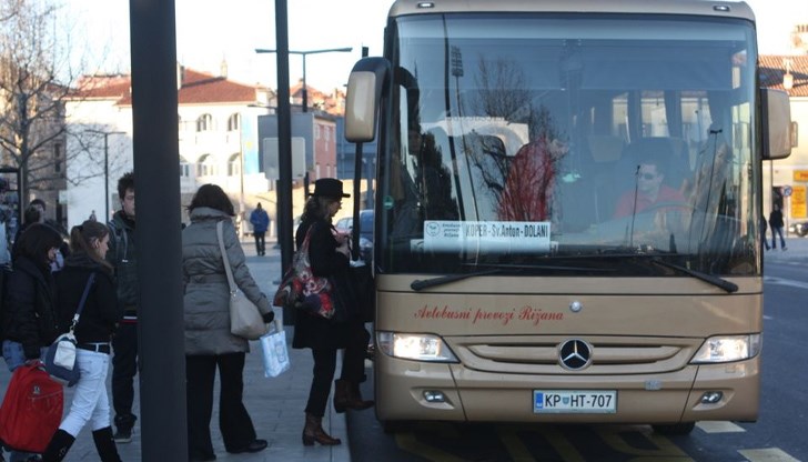По думите им до момента такова задължение нямат нито шофьорите, нито екскурзоводите, а пътниците в автобусите на знаят как да действат при тежък инцидент