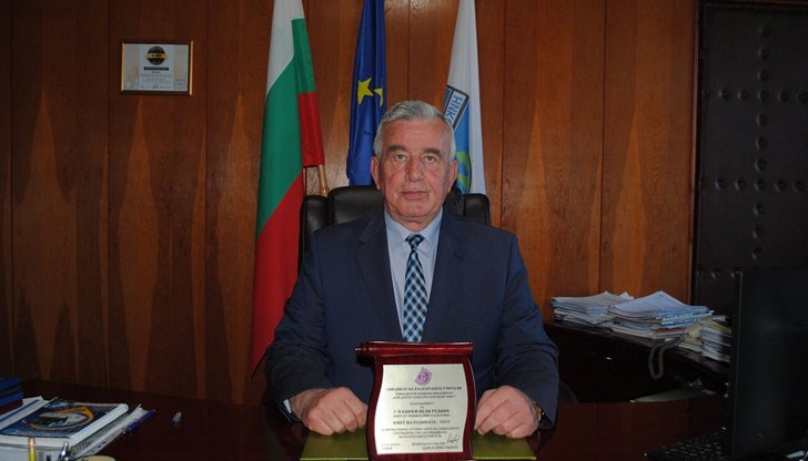 Сключил е договори със синовете си, установиха от КПКОНПИ