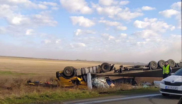 Камионът изглеждаше зловещо - усукан и смачкан. Вероятно е шофирал с превишена скорост, разказаха очевидци
