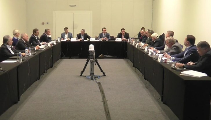 Крехкото здравословно състояние на четирите партии в бъдещата коалиция може да е залог както за нейната нестабилност и краткосрочност, така и да се окаже факторът, който ще поддържа възможно най-дълго живота ѝ