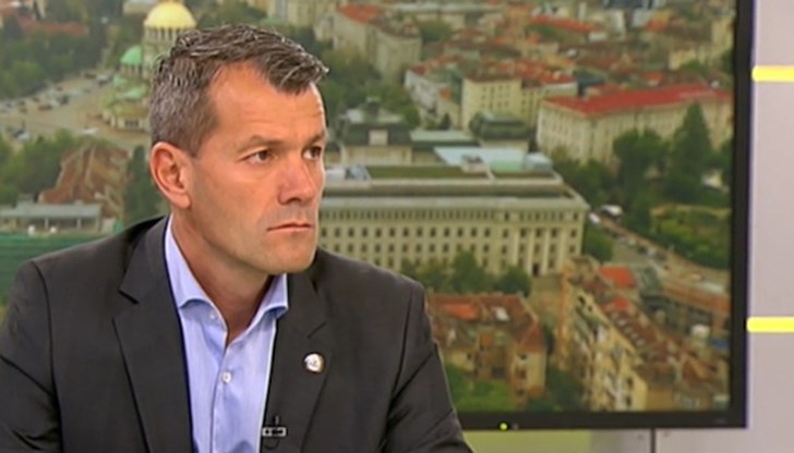 Боян Расате: Много сте елементарни и се излагате пред хората