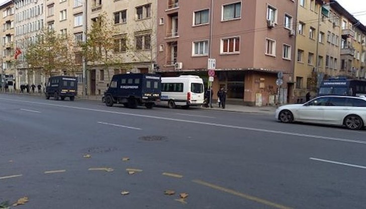 Дипломатическа кола с двама души в нея напусна сградата