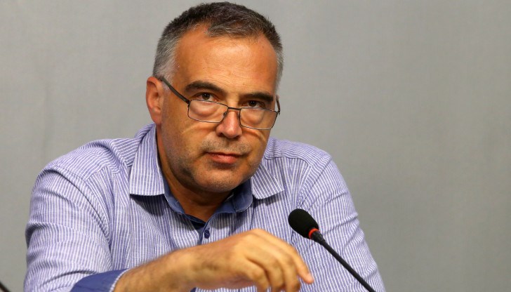 "Днес става въпрос за физическото оцеляване на партията и незабавната смяна на председателката е първо условие да продължим напред", заявява Кутев "Днес става въпрос за физическото оцеляване на партията и незабавната смяна на председателката е първо условие да продължим напред", заявява Кутев