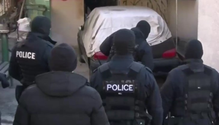 “За голямо съжаление трябва да обърна внимание, че сме свидетели отново на такава криминална активност на две политически партии у нас – ГЕРБ и ДПС”, заяви вътрешният министър