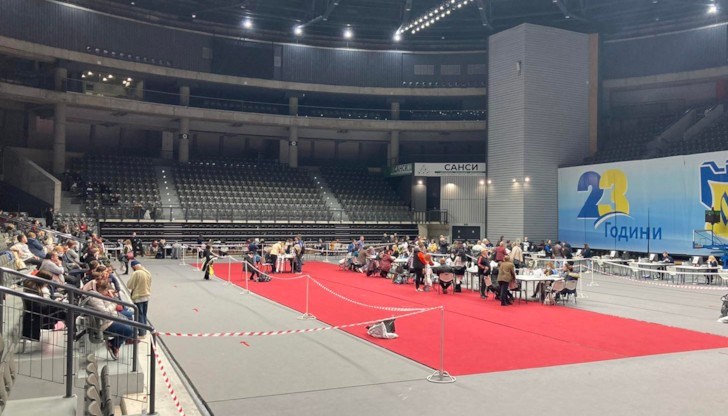 Първи за обработка на материалите от деня на вота пристигнаха членовете на секционната избирателна комисия от Центъра за психично здраве в Русе