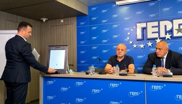 Днес демонстрираха как се гласува два пъти и как се мами СИК, за да припомнят на слабоумните си фенове и избиратели как се прави шашмата, че тия тъпанари може да са забравили