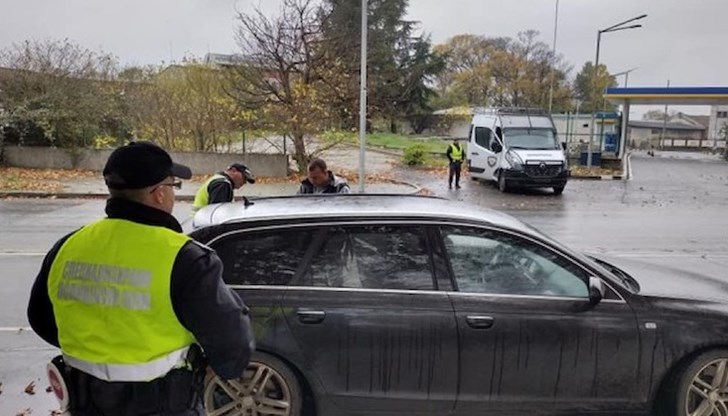 Проверяват фирми за кредити, заложни къщи и магазини Проверяват фирми за кредити, заложни къщи и магазини