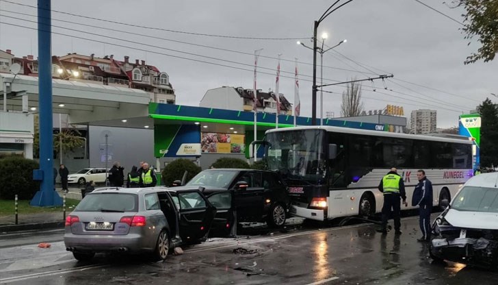 Над 20 автомобила са ударени