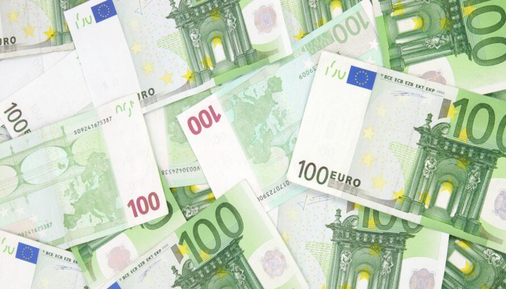 Обвиняемият държал подправени 398 броя банкноти с номинал от по 100 евро всяка от тях.
