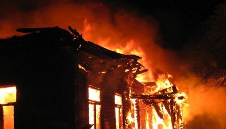 Огънят е унищожил пристройка към къщата и е плъзнал към покрива на основната сграда