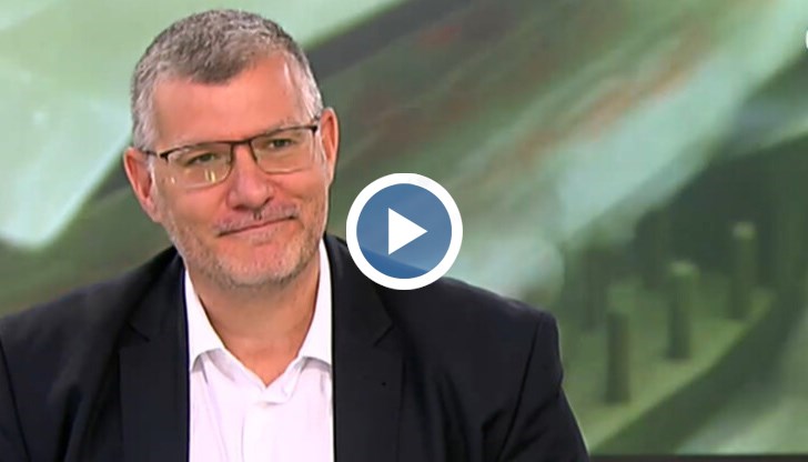 "Протекцията при ваксинираните обаче е много по-висока, отколкото при тези, които са изкарали вируса", обясни специалистът