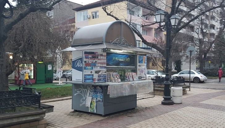 Чадърите и масите за сервиране ще се разполагат само и единствено пред фасадата на търговския обект Чадърите и масите за сервиране ще се разполагат само и единствено пред фасадата на търговския обект