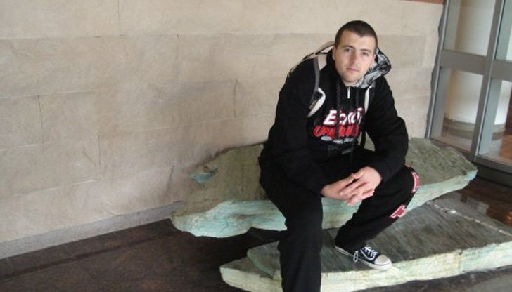 Трагично е, че на много места по света на пациентите все още им се казва "Стойте си у вас засега, ако се влошите, ще ви предпишем моноклонални"