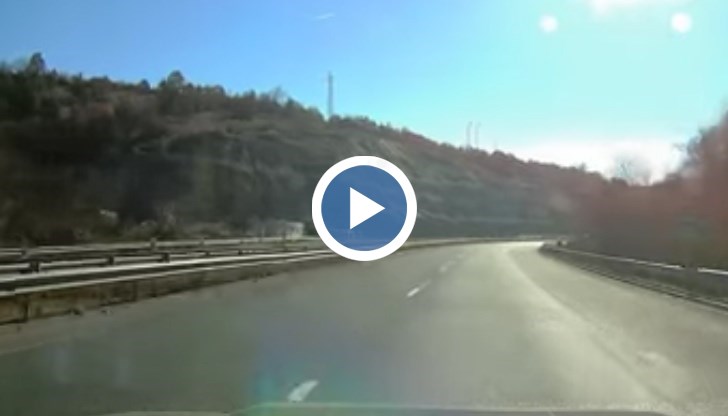 След завоя осъзнавате, че маркировката Ви е подвела, но вече е късно. Правите всичко, което е по силите Ви, но Вашата съдба и тази на още 50 невинни души вече е предопределена