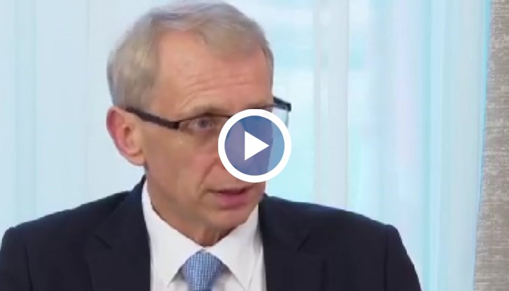 "В България в момента няма достатъчно тестове за учениците, поръчани са близо 3 млн. теста, но са пристигнали 851 000", обясни министърът на образованието