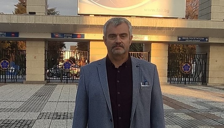 "Мерките се спазват проформа навсякъде. Дори контролът е проформа навсякъде. Всеки трябва да е отговорен. Локдаунът всеки си го прави за себе си", заяви медикът