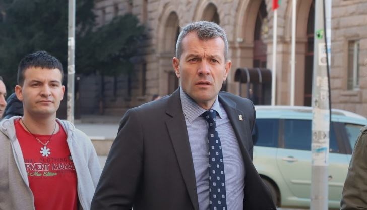 Прокуратурата повдигна на Расате две обвинения - за непристойни действия, грубо нарушаващи обществения ред, изразяващи явно неуважение към обществото и за причиняване на лека телесна повреда Прокуратурата повдигна на Расате две обвинения - за непристойни действия, грубо нарушаващи обществения ред, изразяващи явно неуважение към обществото и за причиняване на лека телесна повреда