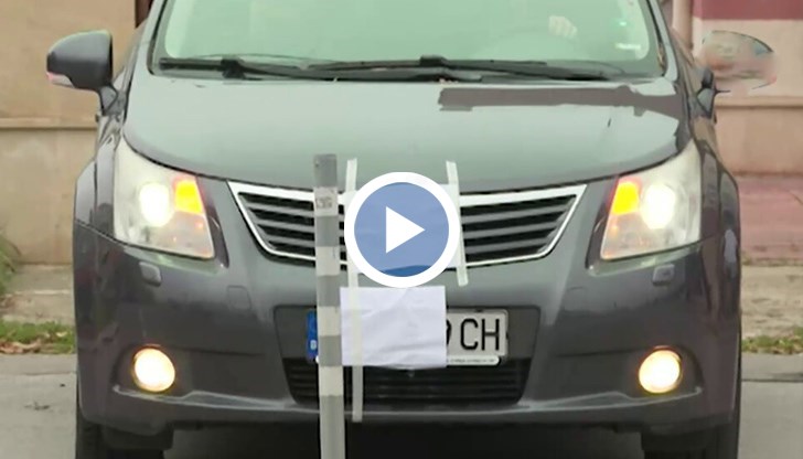 "Вариантът е да се обадя в ЦГМ и да сигнализирам, че съм спрял неправомерно - да дойде паяк и да я вдигне. Ще я закарат на наказателния паркинг и ще я извадя, за да мога да си свърша работата", разказва собственикът