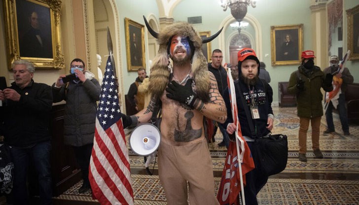 Джейкъб Чансли се прочу по света с шапката си с рога и обявил се за шаман на последователите на мистериозния автор QAnon Джейкъб Чансли се прочу по света с шапката си с рога и обявил се за шаман на последователите на мистериозния автор QAnon