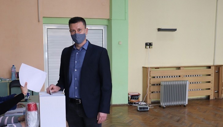 Заместник областният управител на Русе упражни правото си на вот по-рано днес