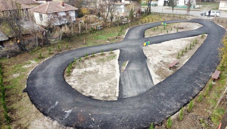 Хората в селото са доволни от направеното, защото преди това мястото било обрасло с трева и пълно със змии Хората в селото са доволни от направеното, защото преди това мястото било обрасло с трева и пълно със змии