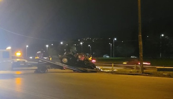 Кола се заби в мантинелата