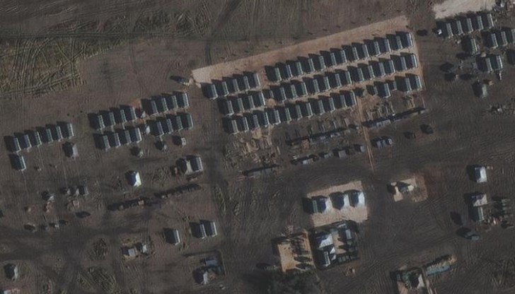 От снимки се вижда как край границата са концентрирани танкове, самоходна артилерия, сухопътни войски