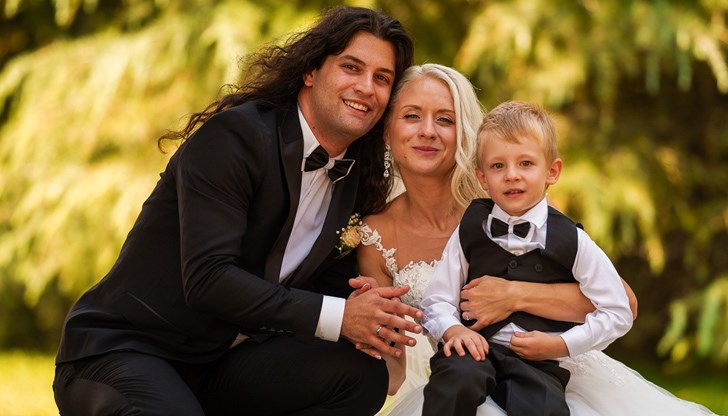 "Посланието ни към двойките, на които тепърва предстои да се оженят, е да последват нашия пример", казват младоженците