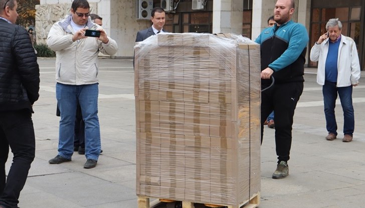 Общо 418 000 бюлетини бяха доставени в Областната администрация в крайдунавския град, където ще останат под денонощна полицейска охрана докато бъдат разпределени сред осемте общини в региона