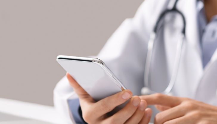 Ние сме тука пет човека и не можем да си вдигнем главата от обаждания, обясни служителка