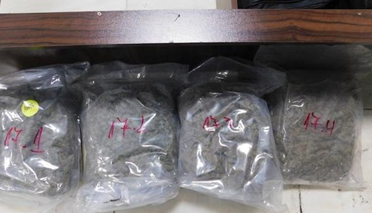 Общото тегло на откритата дрога е 57,475 кг суха тревиста маса
