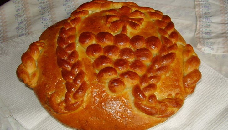 Важен елемент за празничната трапеза на Андреевден е прясната обредна пита Важен елемент за празничната трапеза на Андреевден е прясната обредна пита